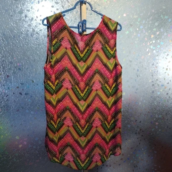 Sami & Jo Pink Sleeveless Blouse with Chevron Pattern - Picture 10 of 13